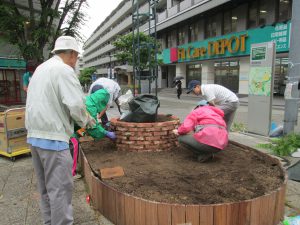 レンガを粘土で固定