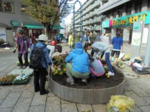 小学生も参加して花壇づくり