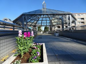 駅前歩道橋上の風景