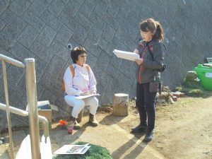 アイフェイオンの説明をする井上先生は仲町台で園芸生産、ガーデニング講座を主宰