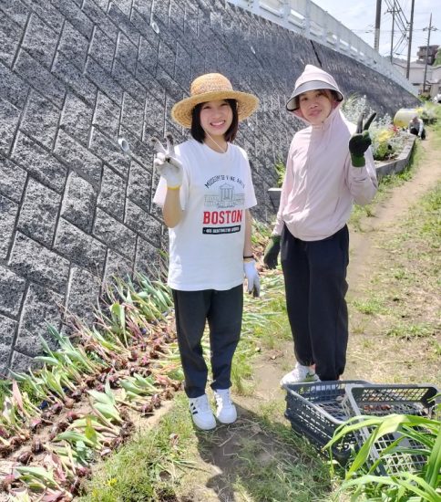 【HRG】ベトナム人女性が参加し夏花に植替え準備