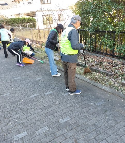 【遊歩道】コグマザサの刈込み等冬の手入れ